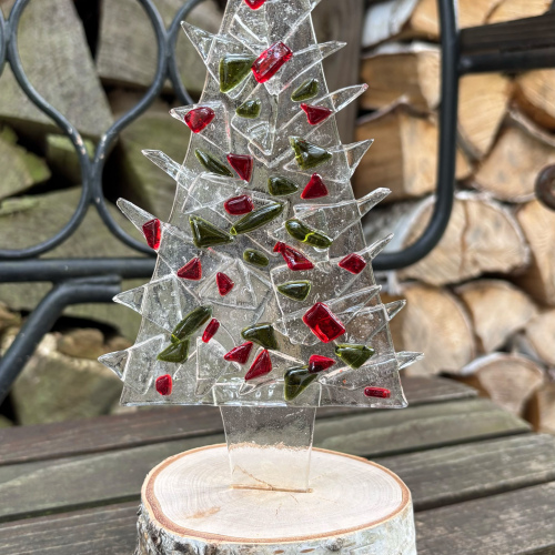 Weihnachtsbaum auf Holz rot